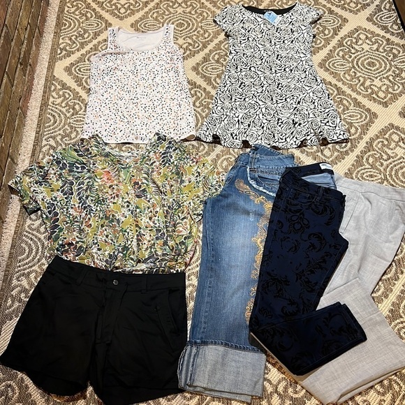 Women’s size small bundle with pants size 4 - Picture 1 of 12